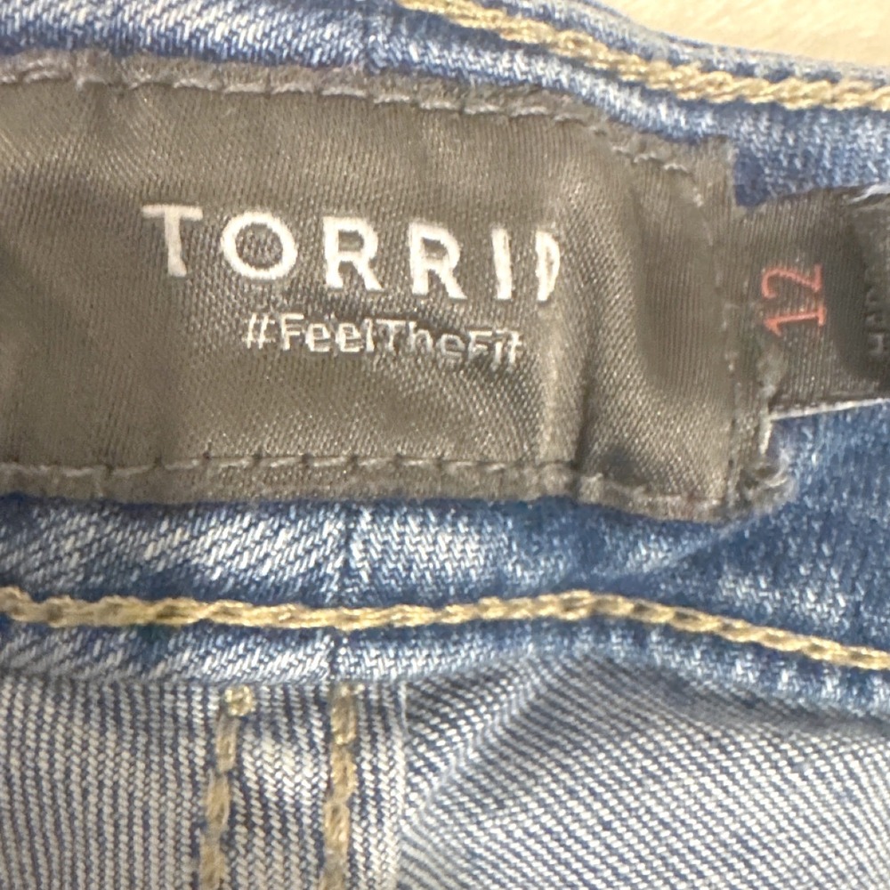 Torrid Womens Denim Shorts Size 12 Blue Button Fly Raw Cuffed Hem Light Wash - Picture 5 of 7